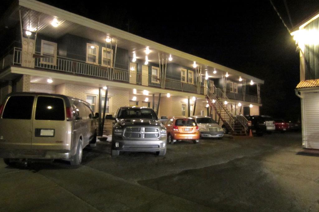 Motel Saint-Hilaire Мон-Сент-Илер Экстерьер фото