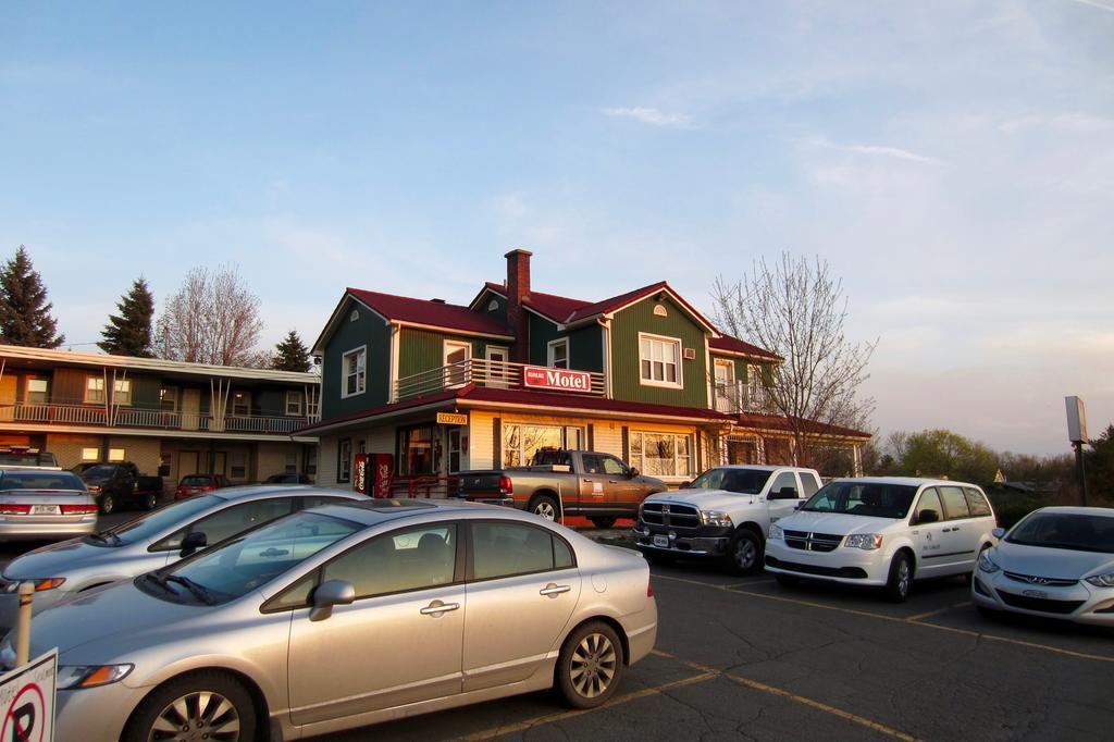 Motel Saint-Hilaire Мон-Сент-Илер Экстерьер фото